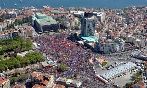 Photo of Taksim meydanında yüzbinlerce kişi yönetim karşıtı gösterilerini sürdürüyor