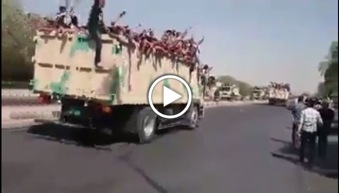 Photo of Video – Iraklı gönüllüler kamyonlarla cepheye taşınıyor
