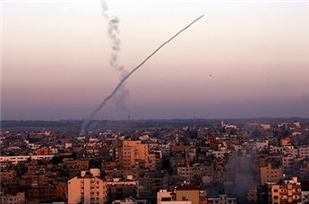 Photo of Kassam Mücahidlerin Attığı Roketlerden Biri Eşkul Kasabasının Elektrik Santralini Havaya Uçurdu