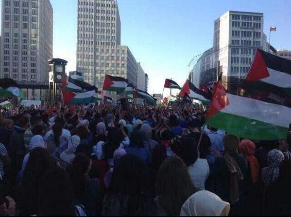 Photo of Berlin’deki korsan İsrail büyükelçiliği Filistin bayraklarıyla kuşatıldı