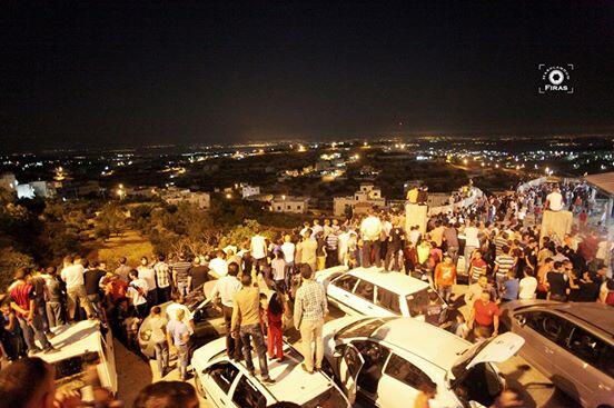Photo of El Halil halkı Tel Aviv’i vuran füzeleri izlemek için tepelerde toplandı