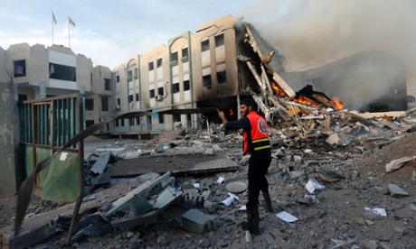 Photo of Gazze’deki içişleri bakanlığı binaları bombalanarak yıkıldı
