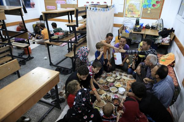 Photo of Gazze’de aynı odada birden fazla aile yaşamaya çalışıyor