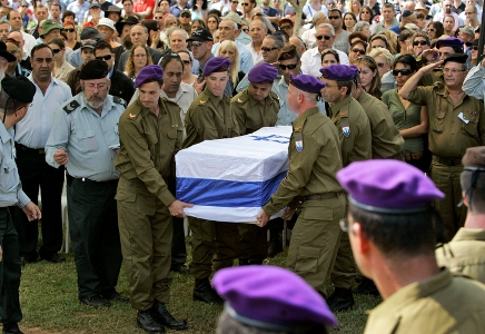 Photo of İsrail, Gazze’deki çatışmalarda 13 askerinin öldüğünü kabul etti