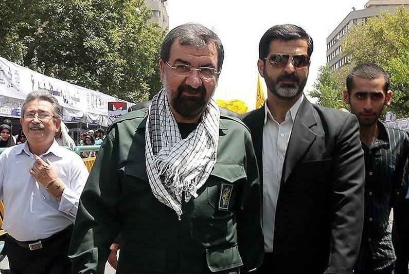 Photo of Devrim Muhafızları kurucu komutanı Muhsin Rızai cihad üniformasını giydi
