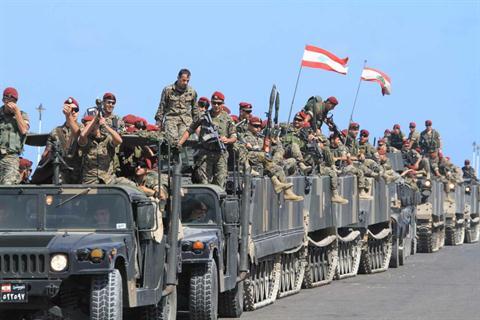 Photo of Lübnan Ordusu Arsel Bölgesinde El Kaide Teröristleri İle Girdiği Çatışmada, 23 Teröristi Öldürdü, 75 El Kaide Teröristi de Esir Aldı