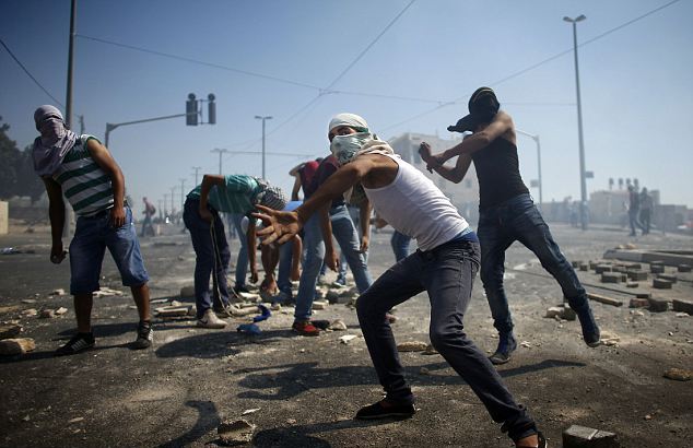 Photo of Kudüslü gençler siyonist rejim polisini taşlarla kovaladı