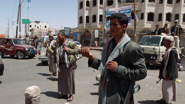 Photo of Yemenli devrimciler savunma bakanlığı ve merkez bankasını ele geçirdi