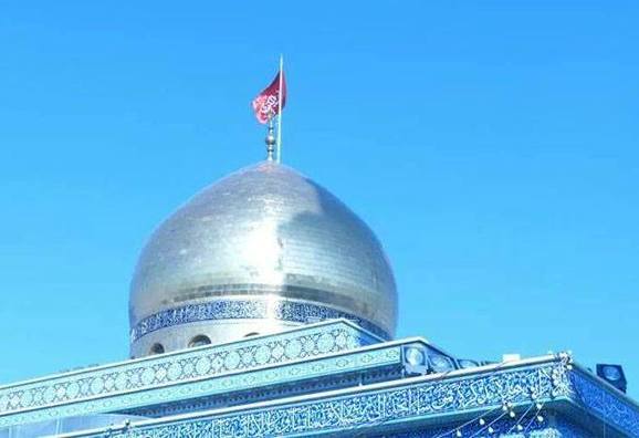 Photo of Seyyide Zeyneb türbesinin bayrağı Muharrem ayının girmesiyle değiştirildi