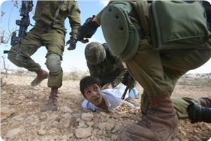 Photo of Korsan İsrail, 2000 yılından şimdiye kadar 10000 Filistinli çocuğu tutukladı