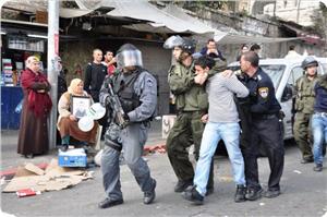 Photo of Korsan İsrail polisi Kudüs’te Filistinli 4 genci gözaltına aldı