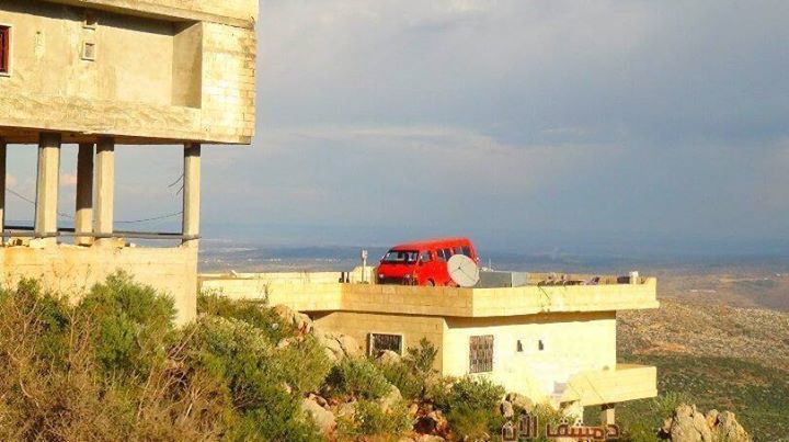 Photo of Suriye halkı arabalarını korumak için çatılara çıkarıyor