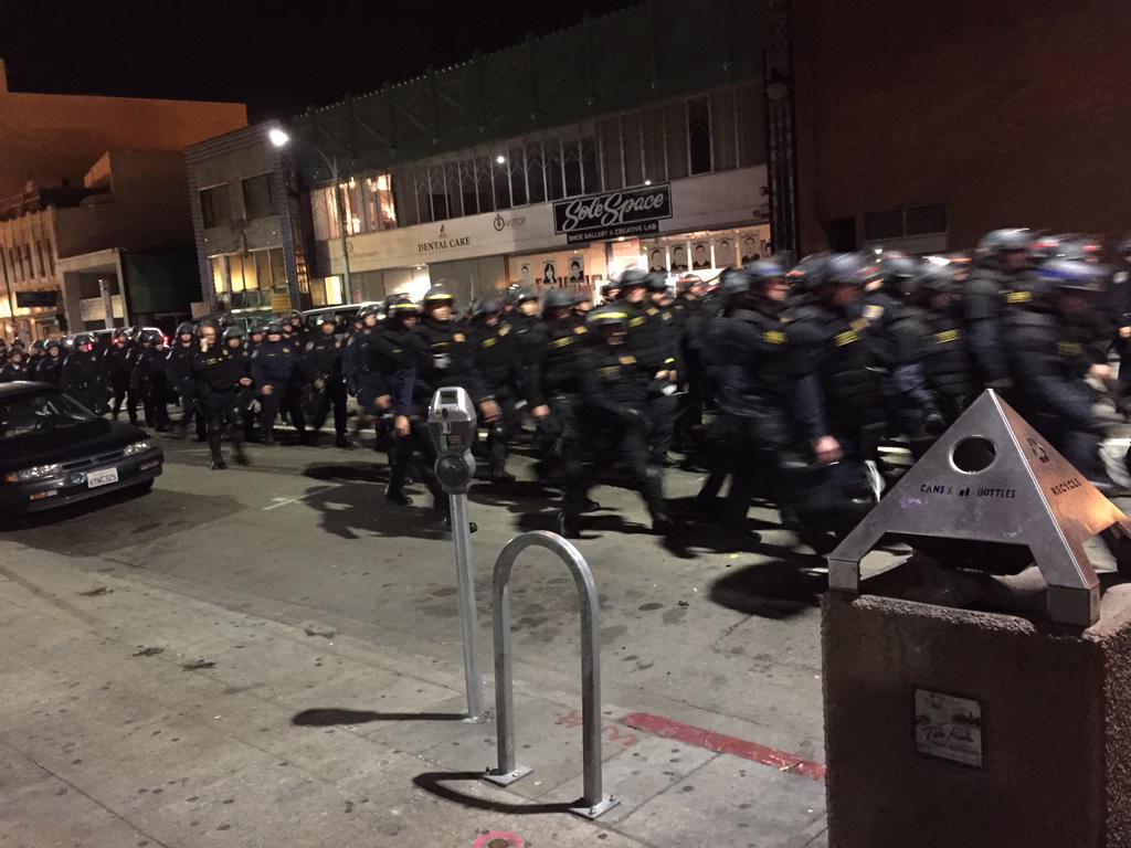 Photo of ABD’nin Oakland kentindeki gösterilere polis çok şiddetli müdahale ediyor
