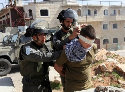 Photo of Irkçı İsrail Rejimi Batı Şeria’da Düzenlediği Operasyonlarda 34 Filistinliyi Tutukladı