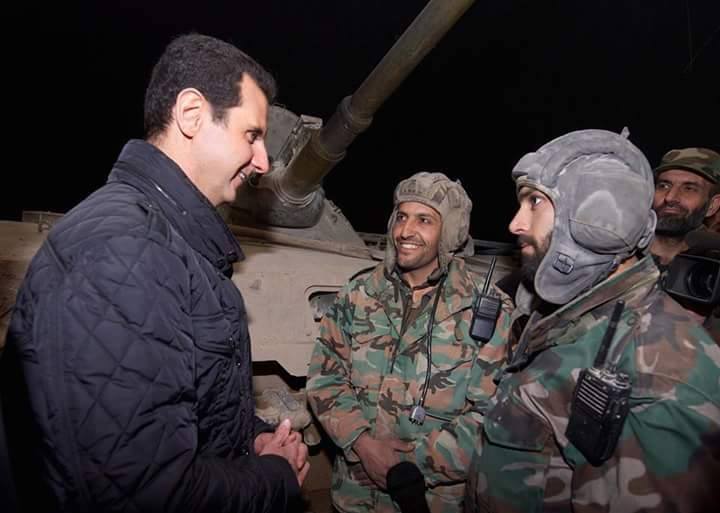 Photo of Beşşar Esad, Şam’ın Cobar bölgesindeki askerleri ziyaret etti