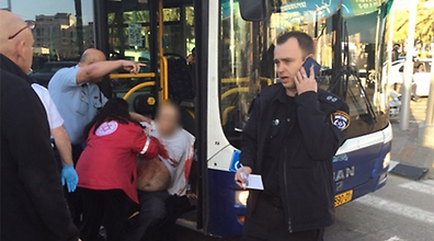 Photo of Tel Aviv’de bir otobüste 9’u ağır şekilde 16 siyonist bıçaklandı