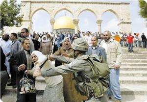Photo of Korsan İsrail güçleri, Mescid-i Aksa cemaatinden 4 kadını gözaltına aldı