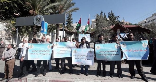 Photo of Gazze’de eski hükümet çalışanları greve gitti