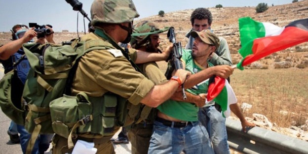 Photo of Korsan İsrail güçleri, Nablus’ta üçü öğretmen dört kişiyi gözaltına aldı
