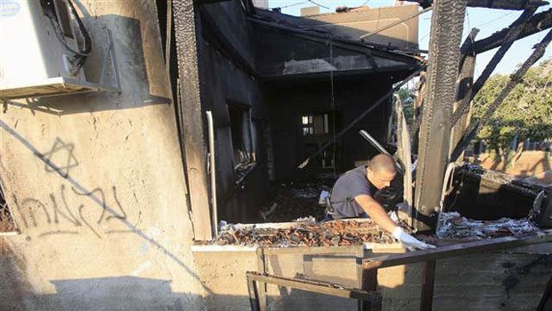 Photo of Siyonist yerleşimcilerin kundakladığı evde 18 aylık Filistinli bebek yanarak can verdi