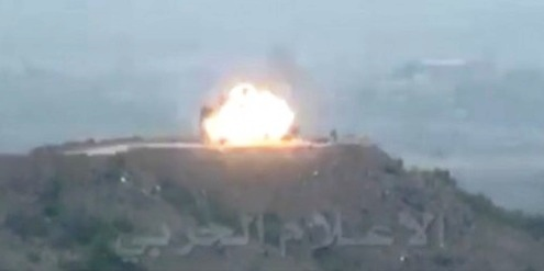 Photo of Yemen güçleri Suudilerin stratejik bir üssünü havaya uçurdu
