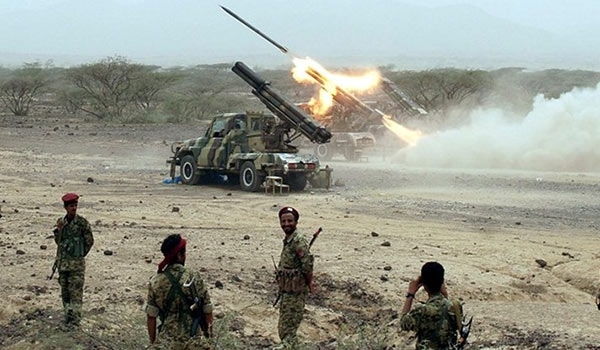 Photo of Yemen halk güçleri, Necran’ın el-Meshiya üssündeki Suudi askeri araçlarını imha etti