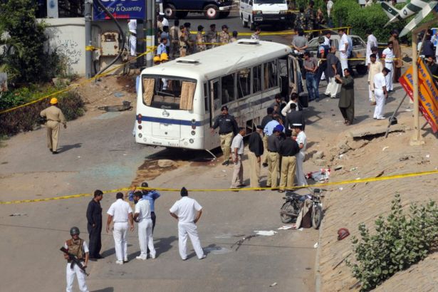 Photo of Pakistan’da halk otobüsünde bomba patladı: 11 ölü, 23 yaralı