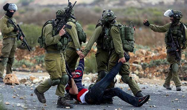 Photo of Korsan İsrail askerleri, 25 Filistinliyi gözaltına aldı