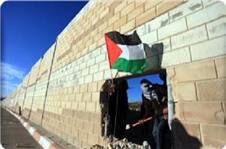 Photo of Filistinli Gençler Kalkiliya’da Irkçı Ayrım Duvarını Delmeyi Başardı