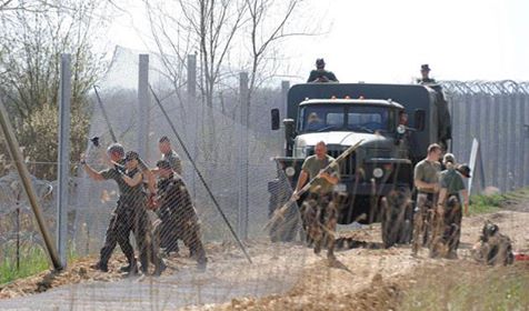 Photo of Macaristan sınırdaki tel örgüleri güçlendiriyor