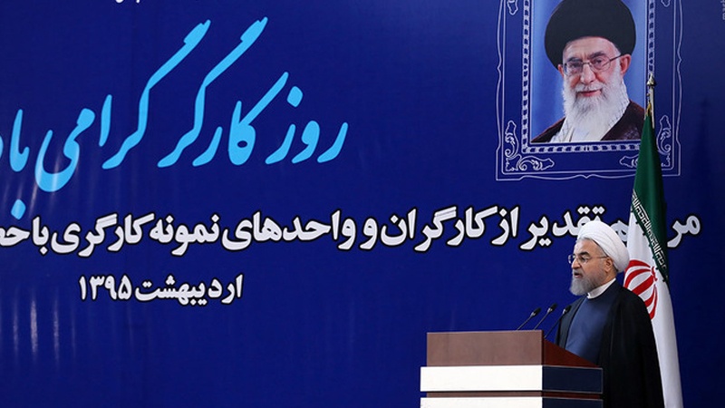Photo of Cumhurbaşkanı Ruhani, Öğretmenler ve İşçiler gününü kutladı