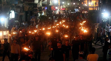 Photo of Ramallah’ta Kalabalık Bir Grup Nekbe’nin Yıldönümü Vesilesiyle Ellerinde Meşalelerle Yürüdü