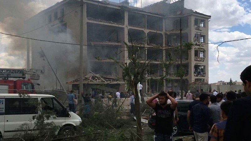 Photo of Mardin’de hastaneye bombalı saldırı: 3 Ölü 50 yaralı