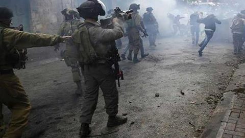 Photo of Siyonist İsrail askerlerinin Filistinlilere yönelik saldırısı sürüyor