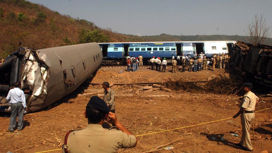 Photo of Hindistan’da tren raydan çıktı