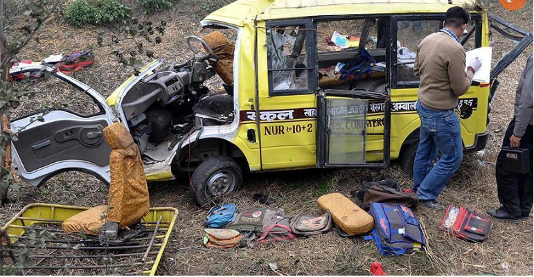 Photo of Hindistan’da okul servisiyle kamyon çarpıştı: 24 ölü
