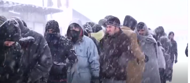 Photo of Sırbistan’da göçmenler soğuk havada hayatta kalmaya çalışıyor