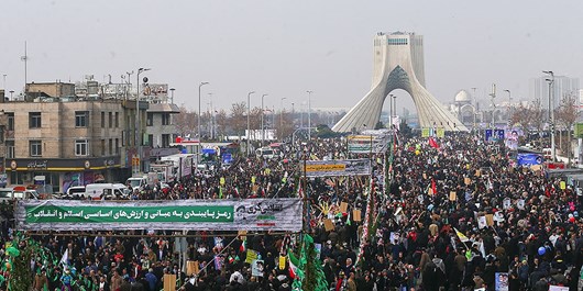 Photo of AP: İran milleti ABD ve İsrail karşıtı sloganlarla yürüyüşe başladı