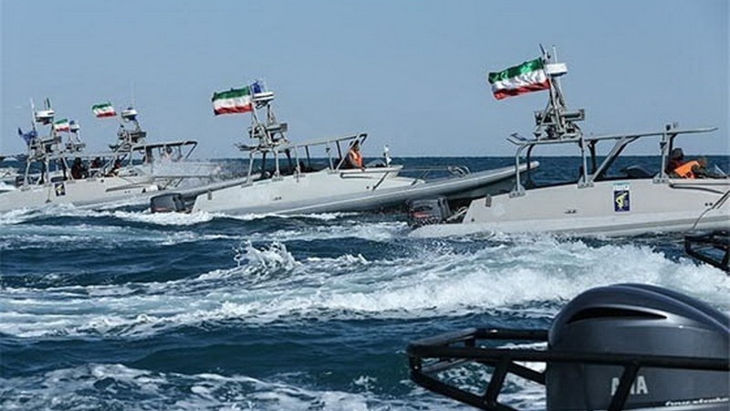 Photo of Fars körfezinde İran tekneleri ile Amerikan filosu karşı karşıya geldi