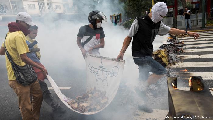 Photo of Amerikan Uşakları Venezüelayı Karıştırmaya Devam Ediyor. Kiralık Katiller Halka Ateş Açıyor