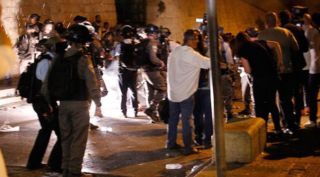 Photo of İşgalci İsrail polisi Aksa’da dehşet saçıyor