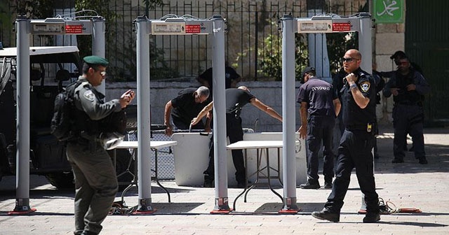 Photo of Siyonist İsrail polisi Mescid-i Aksa’nın kapılarına metal dedektörleri kurdu