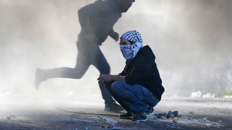 Photo of Siyonist askerler, Filistinli eylemcilere saldırdı