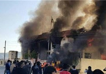 Photo of Süleymaniye’de protesto: Barzani’nin partisinin ofisi ateşe verildi