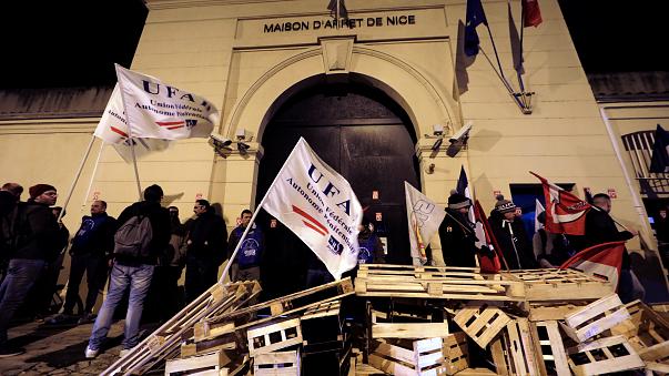 Photo of Fransa’da gardiyanlar ülke genelinde greve başladı