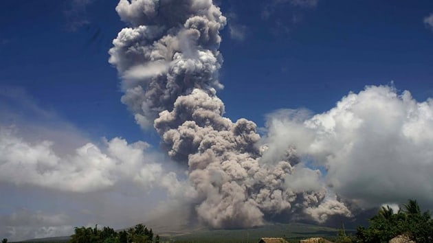 Photo of Filipinler’de Mayon Yanardağı patladı