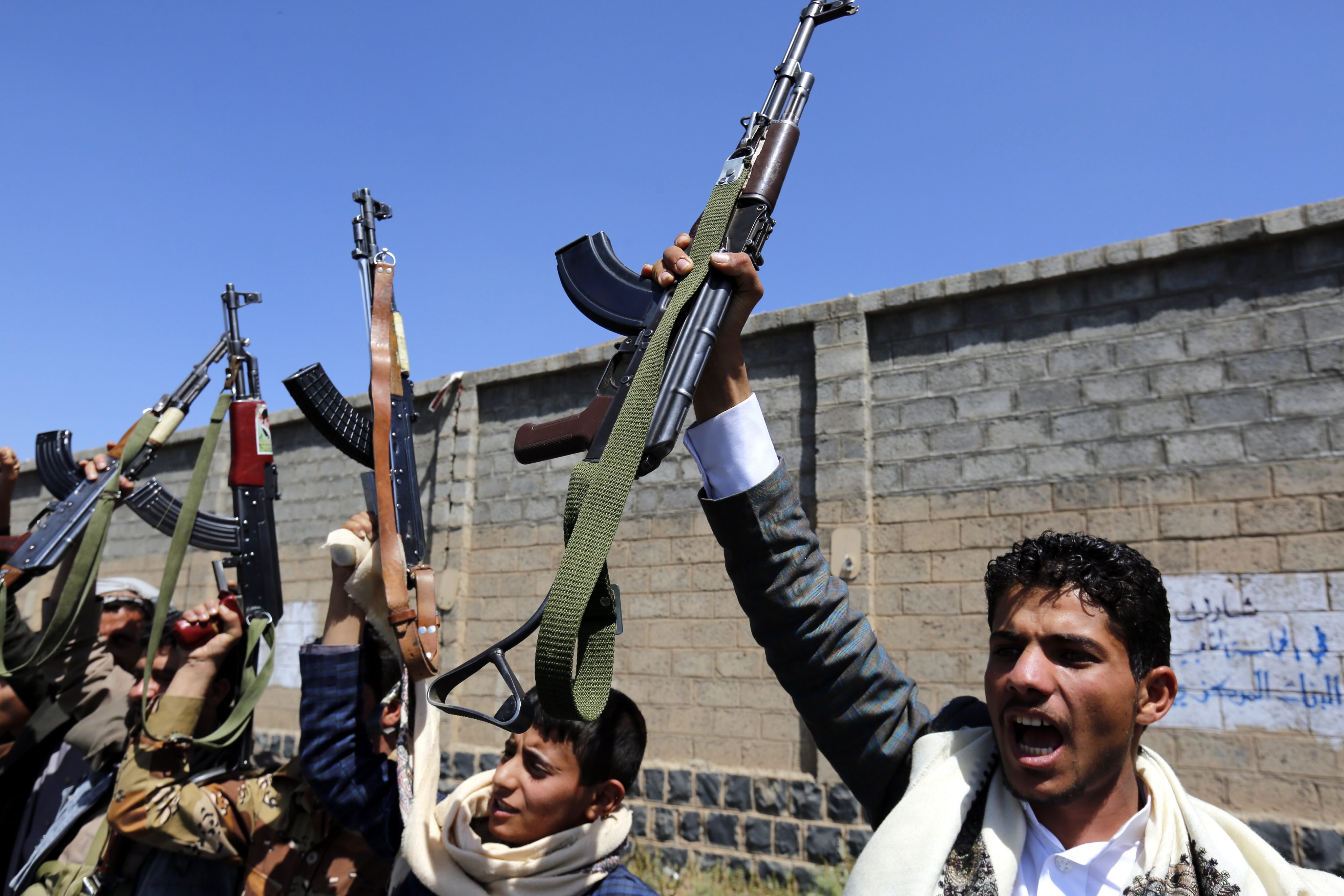 Photo of Yemen Mücahitleri ülke içindeki önemli üslerde kontrolü ele geçirdi