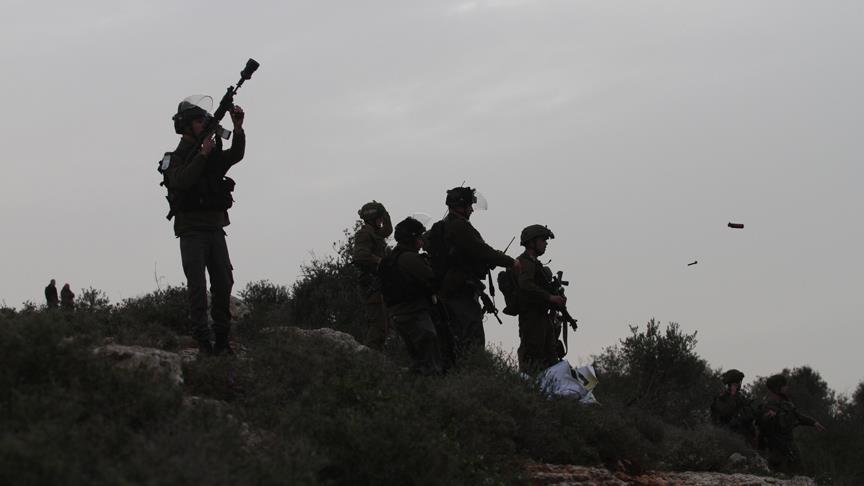 Photo of İsrail askerleri 20 Filistinliyi gözaltına aldı
