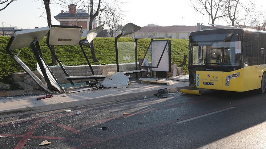 Photo of Otobüs durakta bekleyenlere çarptı: 3 ölü