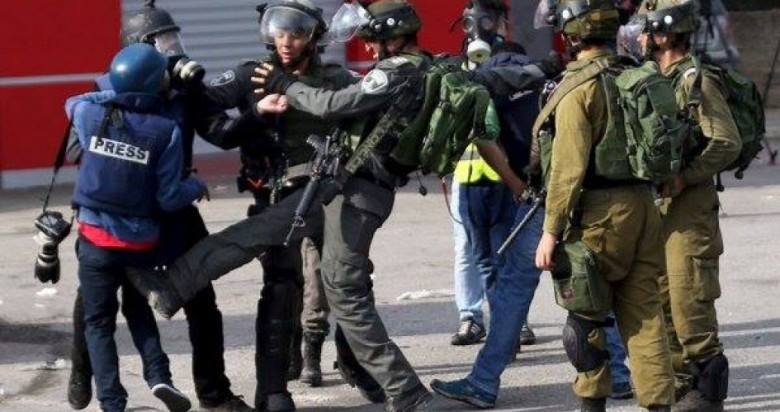Photo of Vahşi Siyonist İsrail Güçleri Batı Şeria’da 4 Gazeteciyi Gözaltına aldı